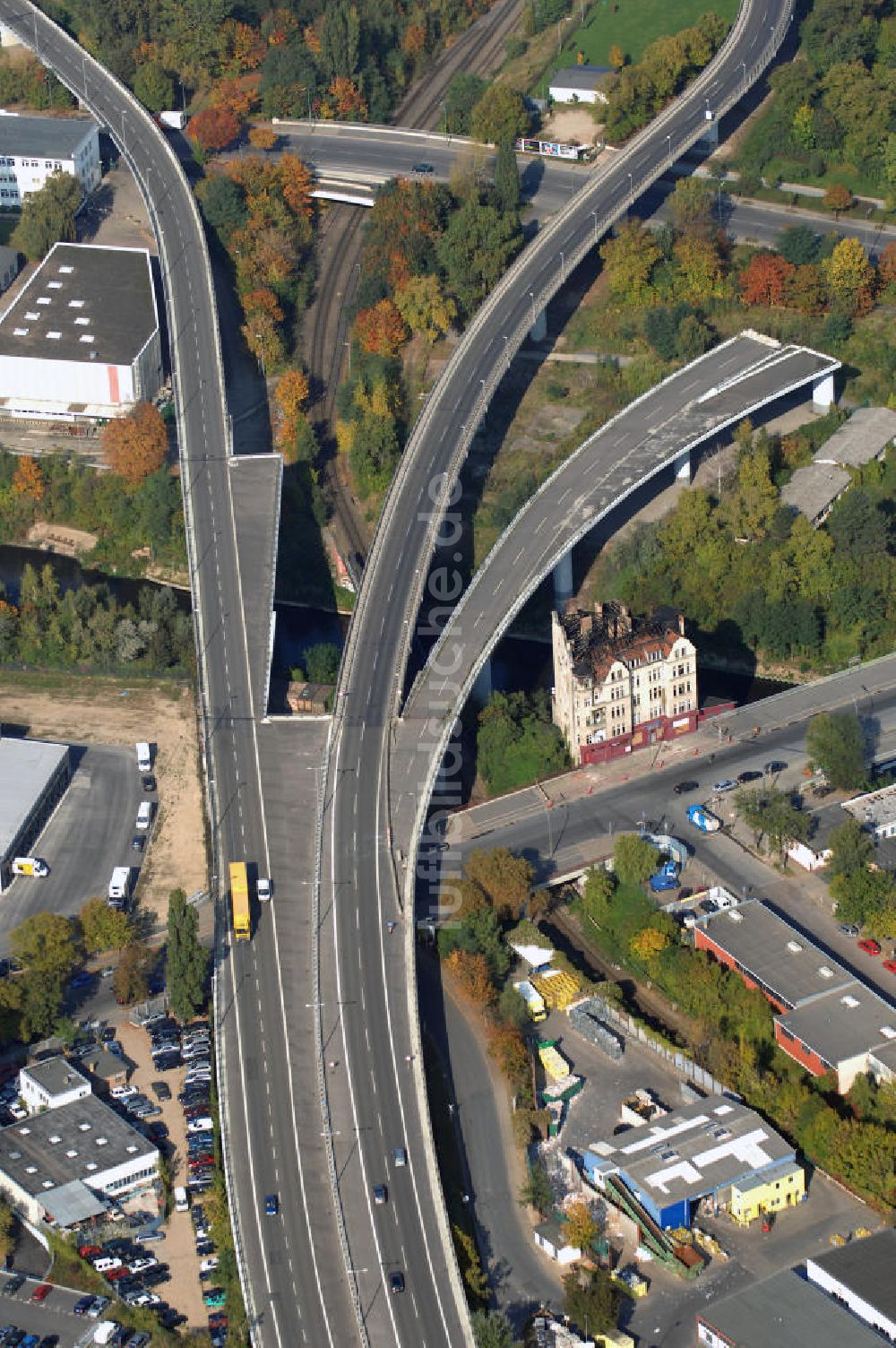 Berlin aus der Vogelperspektive: A100 mit abgebrannter Rattenburg in Berlin