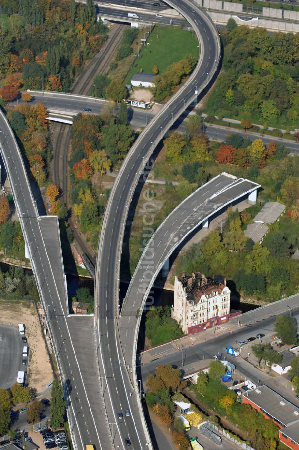 Luftaufnahme Berlin - A100 mit abgebrannter Rattenburg in Berlin