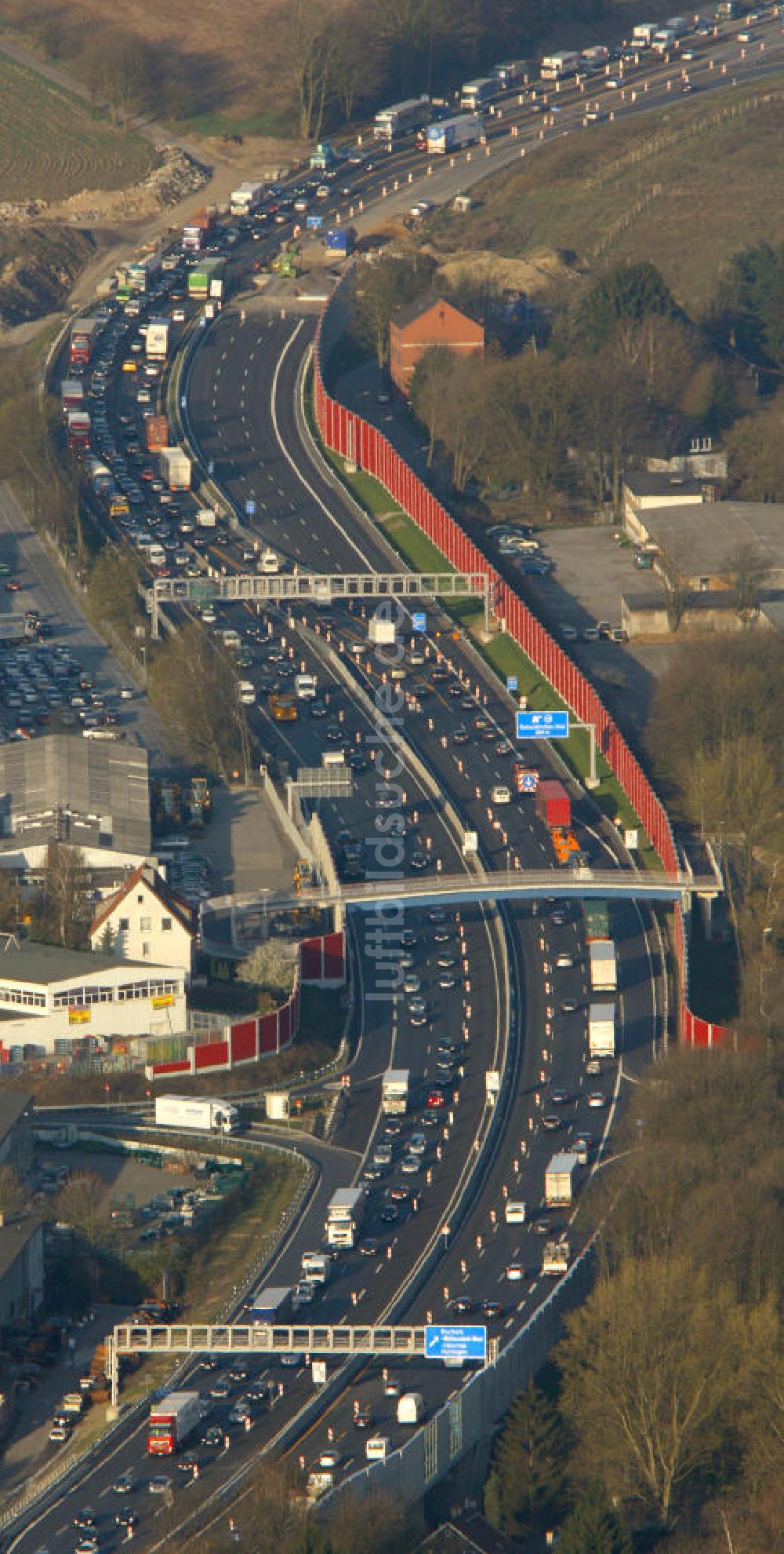 Bochum von oben - A40 B1 Autobahn Stau Bochum in Nordrhein-Westfalen