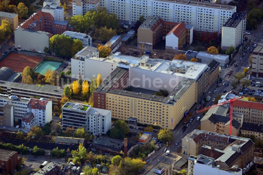 Berlin aus der Vogelperspektive: A & O Hotel und Hostel in der Köpenicker Straße in Berlin - Mitte