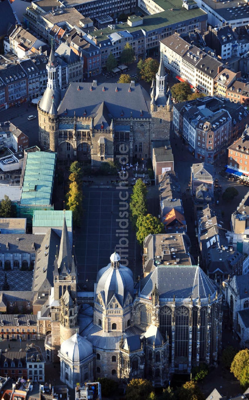 Aachen von oben - Aachener Dom, Katschhof, Rathaus in Aachen