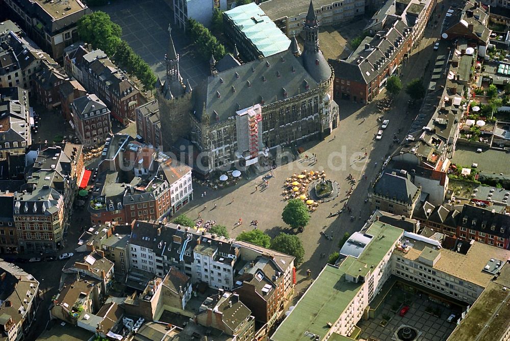 Luftaufnahme Aachen - Aachener Rathaus am Marktplatz in Aachen im Bundesland Nordrhein-Westfalen
