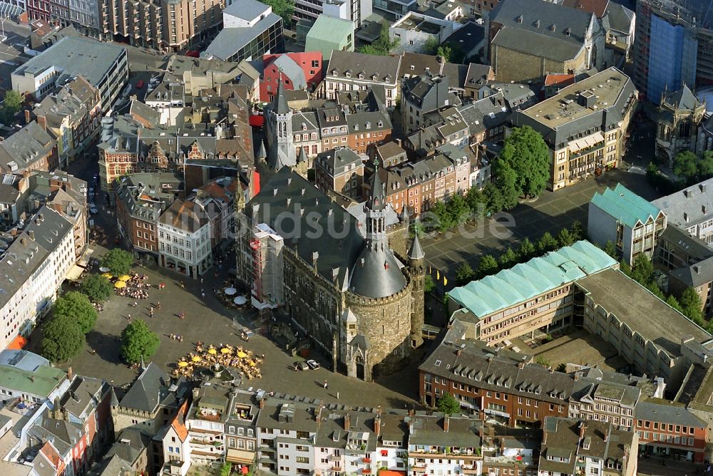 Aachen von oben - Aachener Rathaus am Marktplatz in Aachen im Bundesland Nordrhein-Westfalen
