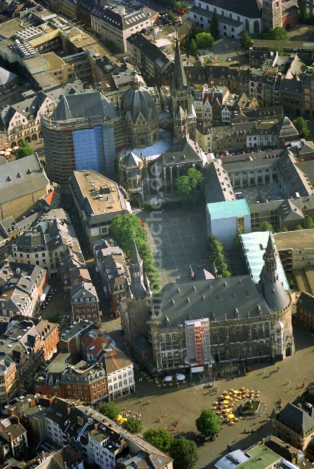 Luftbild Aachen - Aachener Rathaus am Marktplatz mit dem Katschhof und Dom in Aachen im Bundesland Nordrhein-Westfalen
