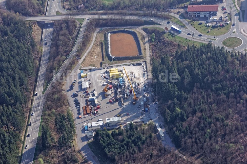 Luftaufnahme Holzkirchen - Abbau der Bohranlage der Geothermieanlage in Holzkirchen im Bundesland Bayern