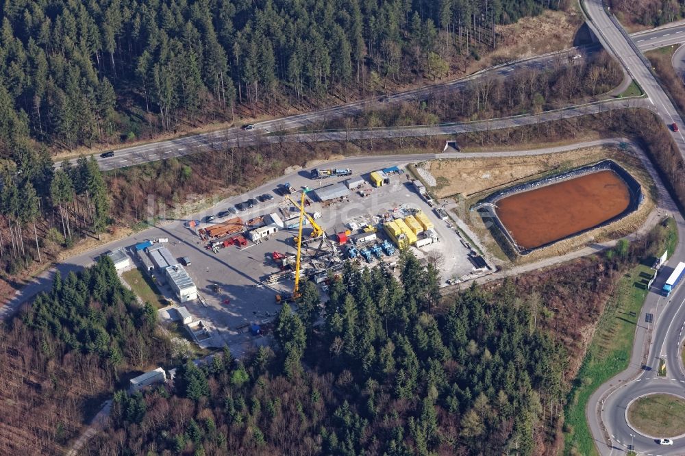 Holzkirchen von oben - Abbau der Bohranlage der Geothermieanlage in Holzkirchen im Bundesland Bayern