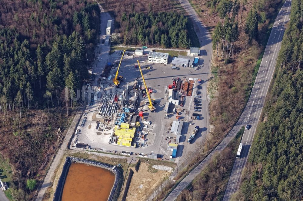 Luftbild Holzkirchen - Abbau der Bohranlage der Geothermieanlage in Holzkirchen im Bundesland Bayern