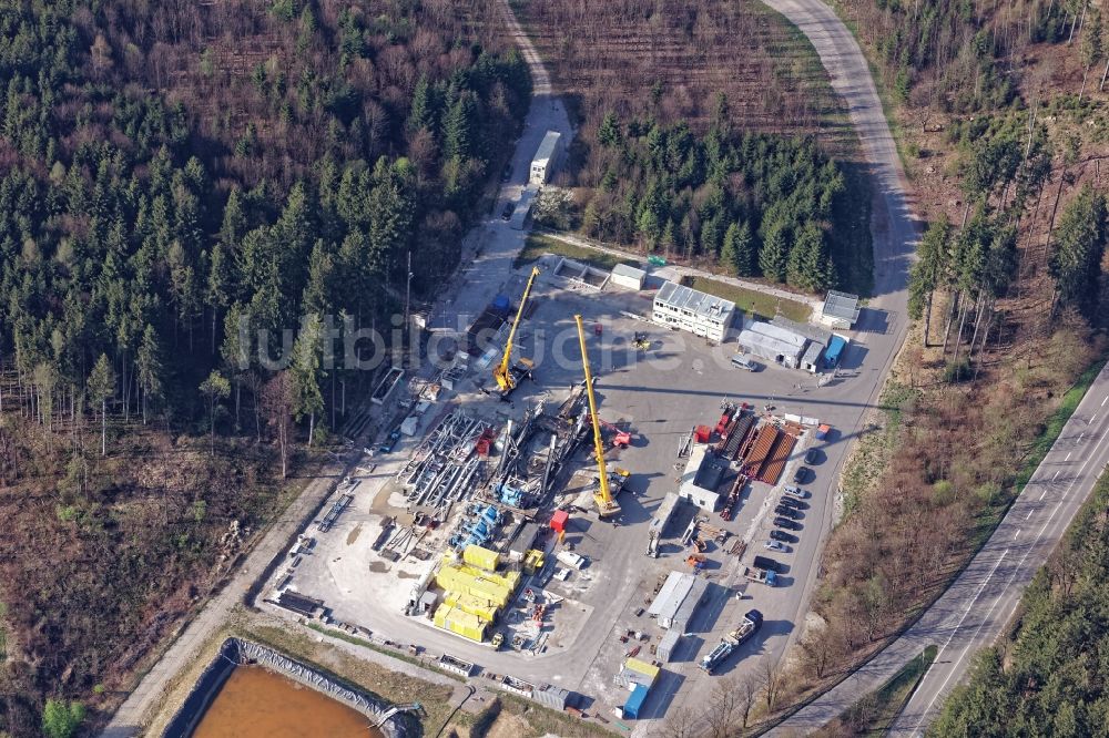 Luftaufnahme Holzkirchen - Abbau der Bohranlage der Geothermieanlage in Holzkirchen im Bundesland Bayern