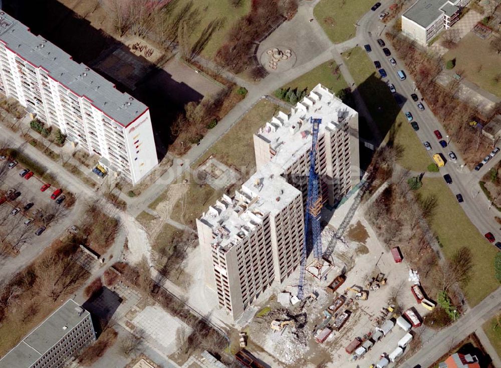 Berlin / Marzahn von oben - Abbau eines Hochhauses in Berlin-Marzahn.