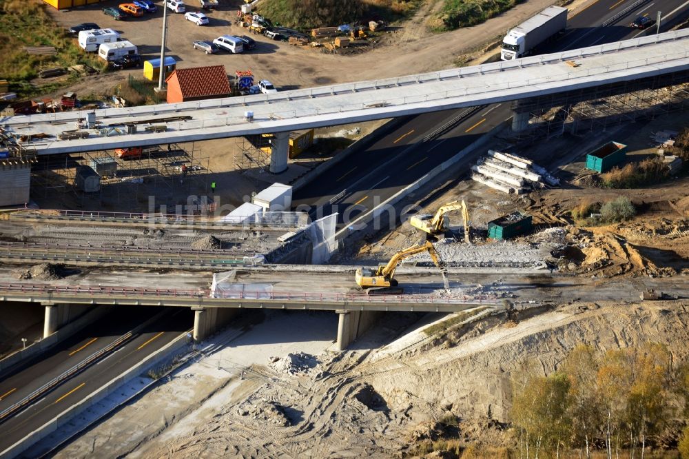 Luftaufnahme Groß Ziethen - Abbrucharbeiten der alten Verkehrsführung am Neubau Brückenbauwerk der EUROVIA auf der Baustelle zum Um- und Ausbau des Autobahndreieck AD Havelland im Bundesland Brandenburg