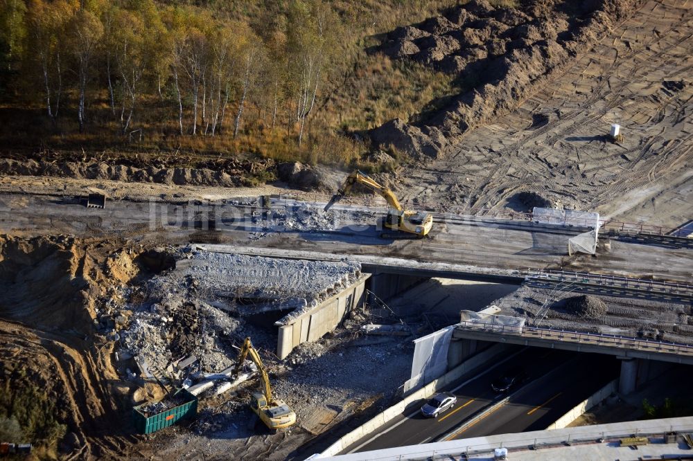 Luftaufnahme Groß Ziethen - Abbrucharbeiten der alten Verkehrsführung am Neubau Brückenbauwerk der EUROVIA auf der Baustelle zum Um- und Ausbau des Autobahndreieck AD Havelland im Bundesland Brandenburg