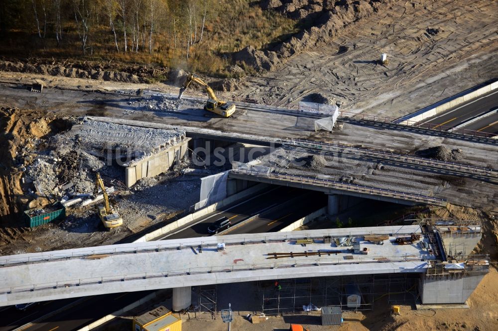 Groß Ziethen von oben - Abbrucharbeiten der alten Verkehrsführung am Neubau Brückenbauwerk der EUROVIA auf der Baustelle zum Um- und Ausbau des Autobahndreieck AD Havelland im Bundesland Brandenburg