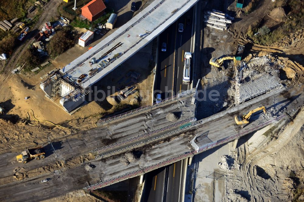 Luftbild Groß Ziethen - Abbrucharbeiten der alten Verkehrsführung am Neubau Brückenbauwerk der EUROVIA auf der Baustelle zum Um- und Ausbau des Autobahndreieck AD Havelland im Bundesland Brandenburg