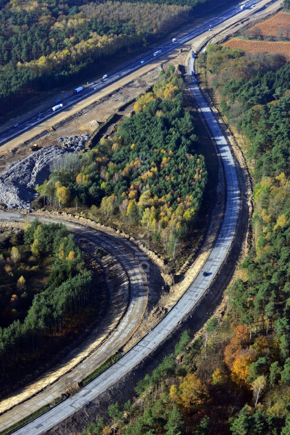 Luftaufnahme Groß Ziethen - Abbrucharbeiten der alten Verkehrsführung am Neubau Brückenbauwerk der EUROVIA auf der Baustelle zum Um- und Ausbau des Autobahndreieck AD Havelland im Bundesland Brandenburg