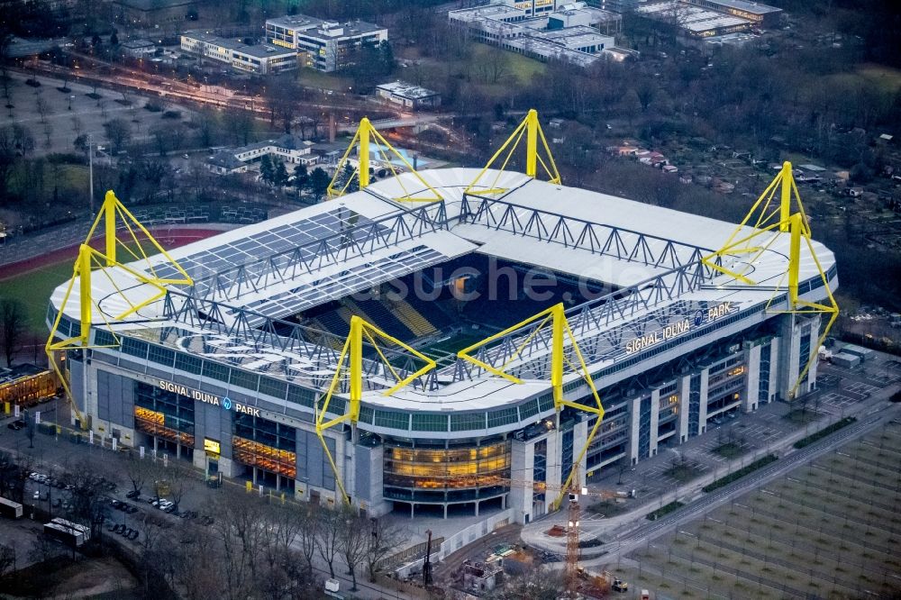 Dortmund aus der Vogelperspektive: Abenddämmerung am Borusseum , dem Stadion Signal Iduna Park in Dortmund in Nordrhein-Westfalen