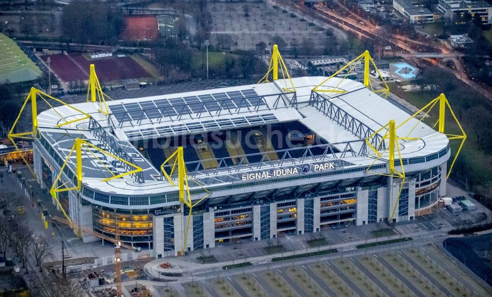 Luftbild Dortmund - Abenddämmerung am Borusseum , dem Stadion Signal Iduna Park in Dortmund in Nordrhein-Westfalen