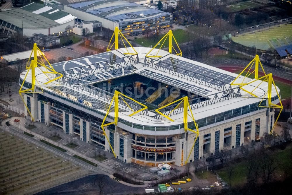 Dortmund von oben - Abenddämmerung am Borusseum , dem Stadion Signal Iduna Park in Dortmund in Nordrhein-Westfalen