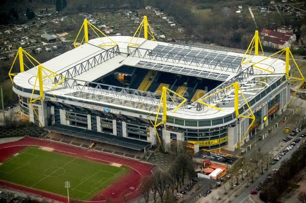 Luftbild Dortmund - Abenddämmerung am Borusseum , dem Stadion Signal Iduna Park in Dortmund in Nordrhein-Westfalen