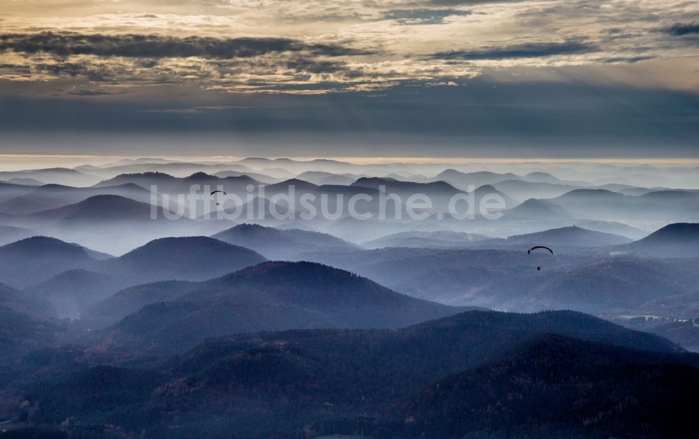 Luftaufnahme Silz - Abendliche Berglandschaft Naturpark Pfälzerwald in Silz im Bundesland Rheinland-Pfalz