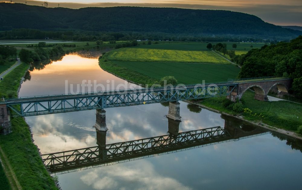 Höxter von oben - Abendstimmung Bahnbrücke über die Weser in Höxter im Bundesland Nordrhein-Westfalen