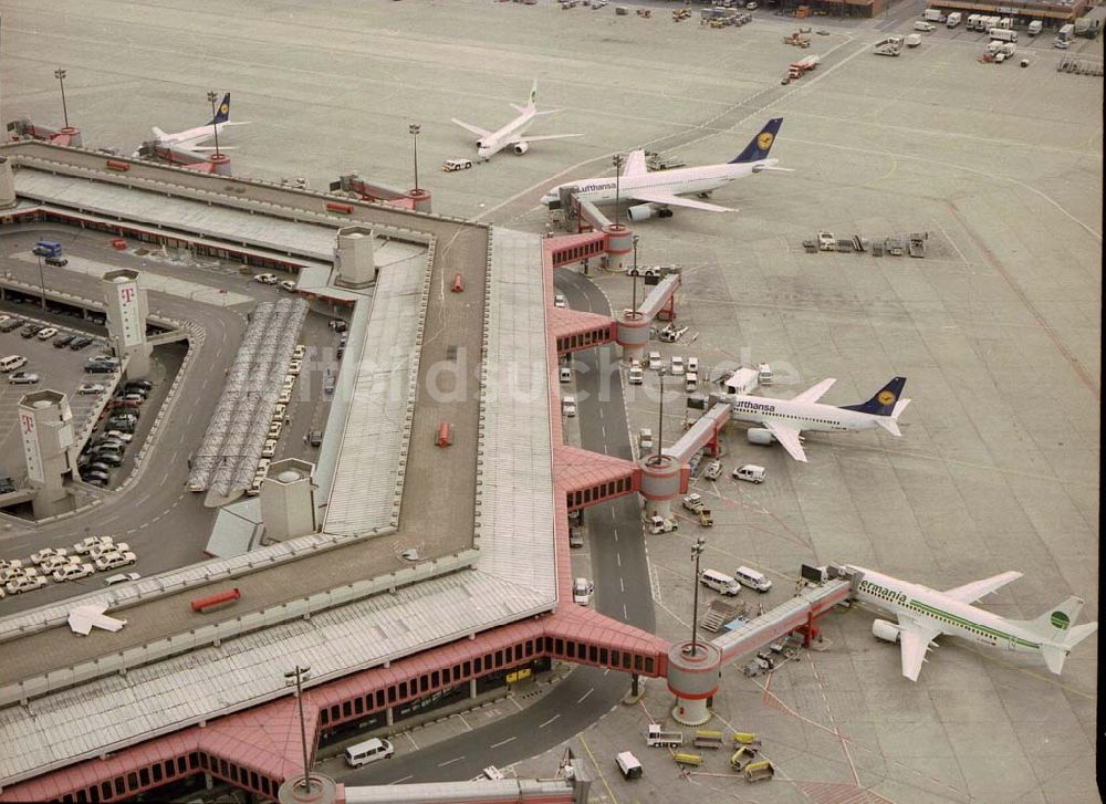 Luftbild Berlin-Tegel - Abfertigung am Flughafen TXL.