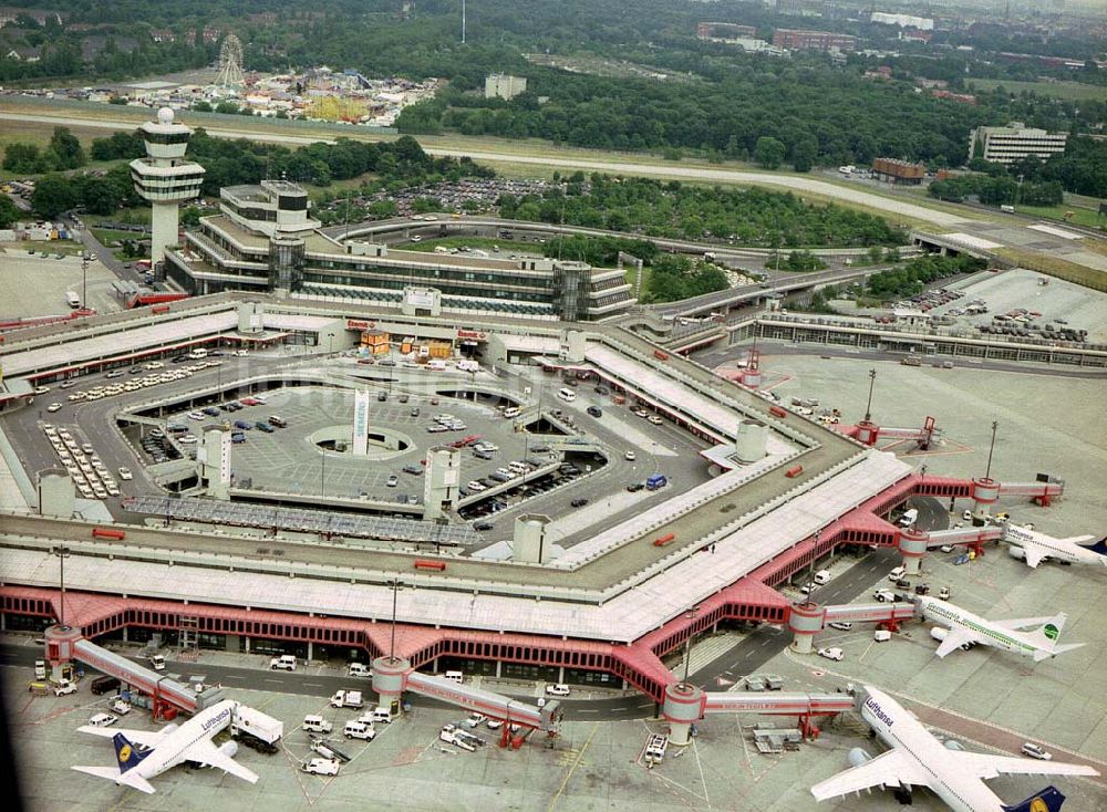 Berlin-Tegel von oben - Abfertigung am Flughafen TXL.