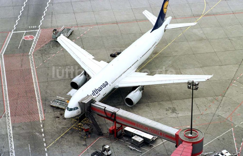 Luftaufnahme Berlin-Tegel - Abfertigung am Terminal auf dem Flughafen Tegel in Berlin.