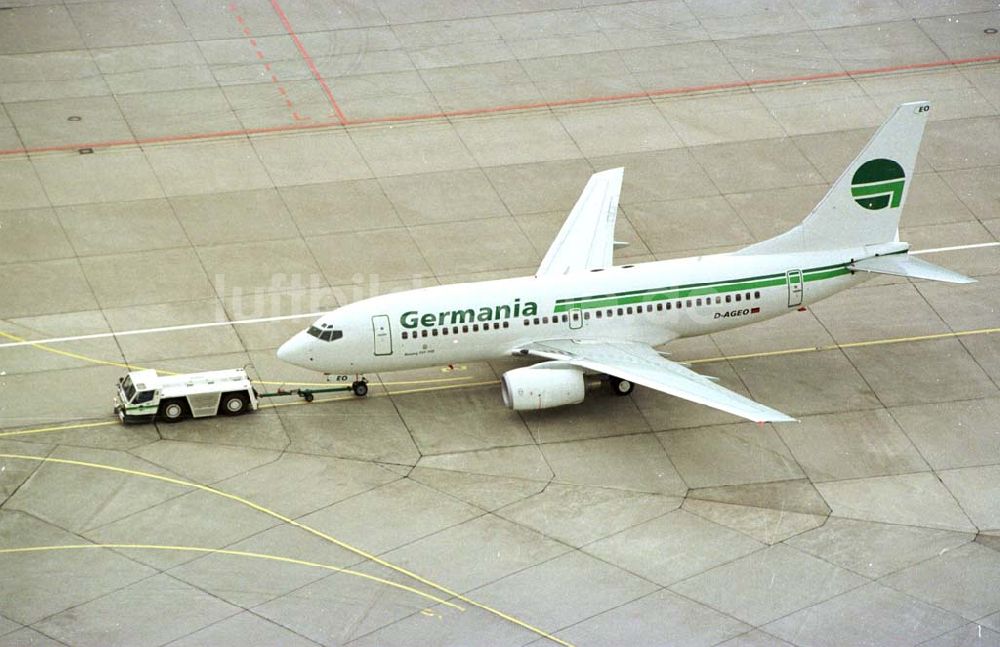 Berlin-Tegel von oben - Abfertigung am Terminal auf dem Flughafen Tegel in Berlin.