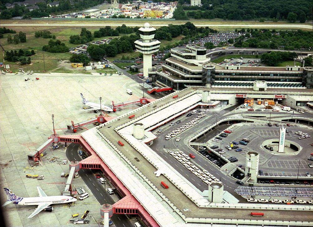 Luftbild Berlin-Tegel - Abfertigung am Terminal auf dem Flughafen Tegel in Berlin.