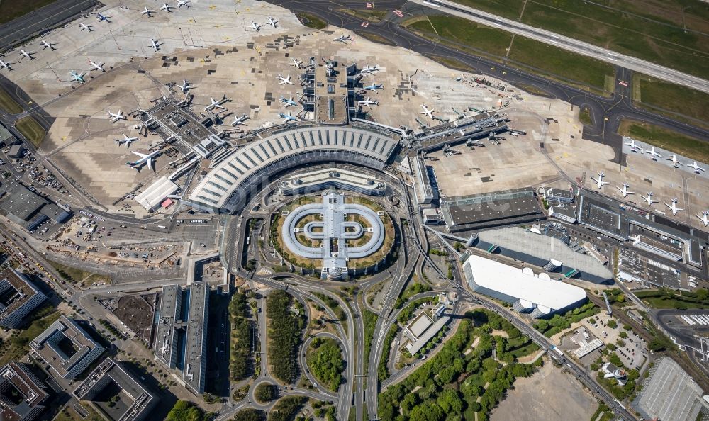 Düsseldorf von oben - Abfertigungs- Gebäude und Terminals auf dem