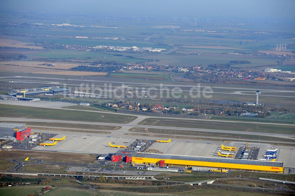 Schkeuditz von oben - Abfertigungs- Gebäude und Fracht- Terminals auf dem Gelände des Flughafen in Schkeuditz im Bundesland Sachsen, Deutschland