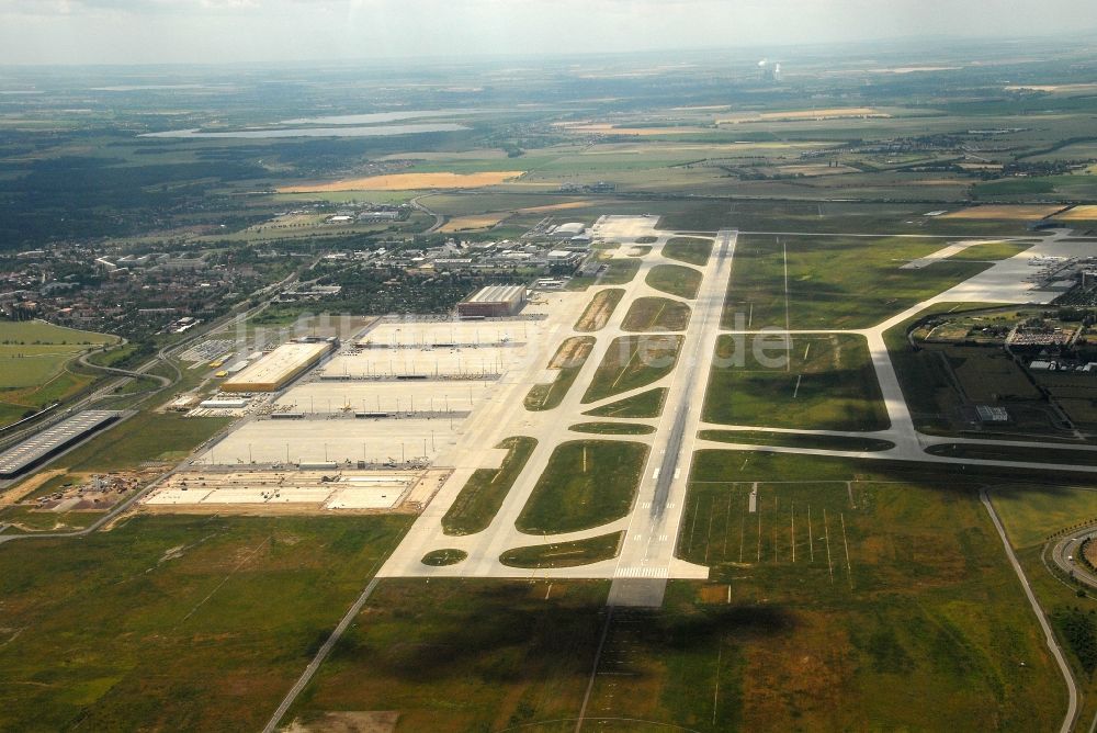 Schkeuditz aus der Vogelperspektive: Abfertigungs- Gebäude und Fracht- Terminals auf dem Gelände des Flughafen in Schkeuditz im Bundesland Sachsen, Deutschland