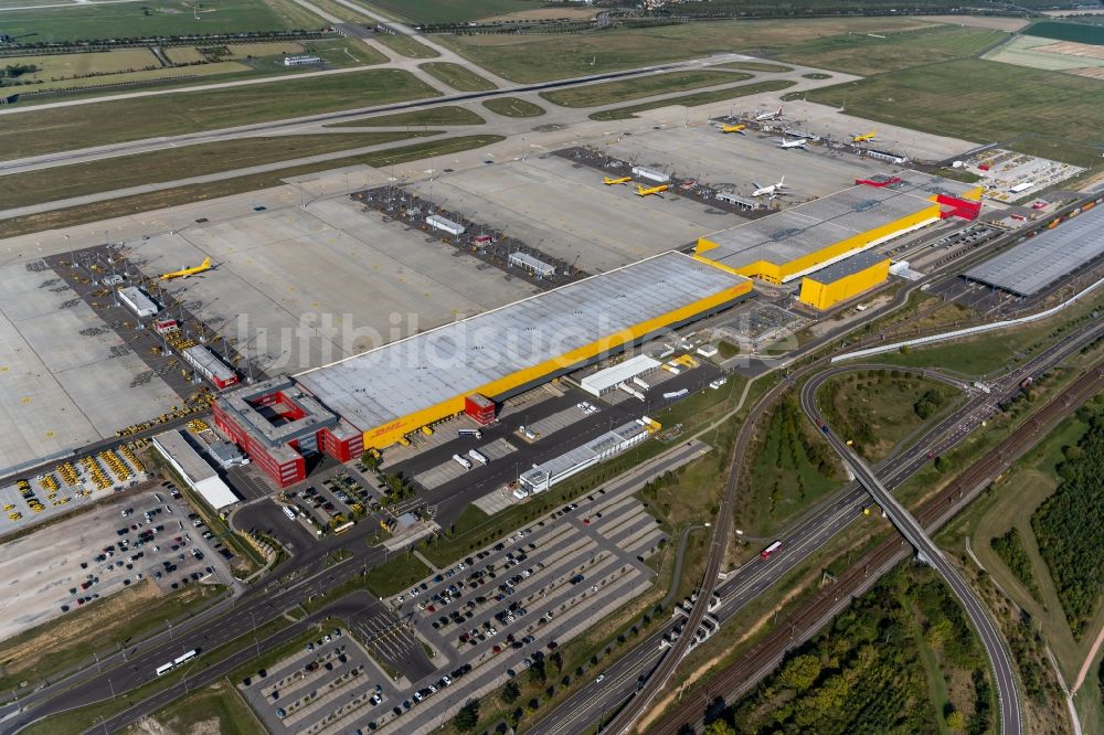 Schkeuditz von oben - Abfertigungs- Gebäude und Fracht- Terminals auf dem Gelände des Flughafen in Schkeuditz im Bundesland Sachsen, Deutschland