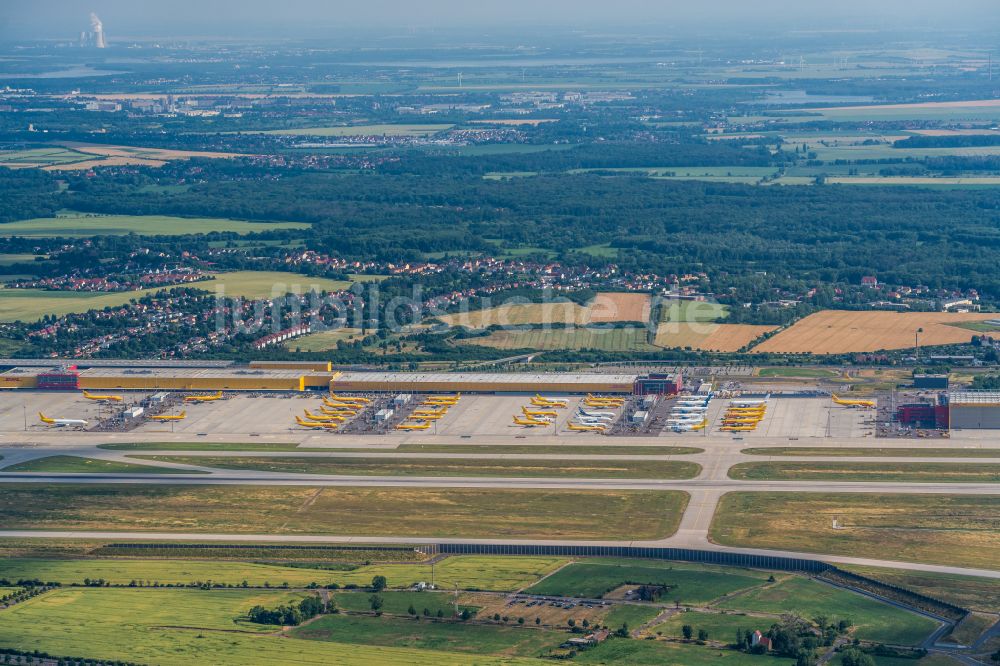 Luftaufnahme Schkeuditz - Abfertigungs- Gebäude und Fracht- Terminals auf dem Gelände des Flughafen in Schkeuditz im Bundesland Sachsen, Deutschland