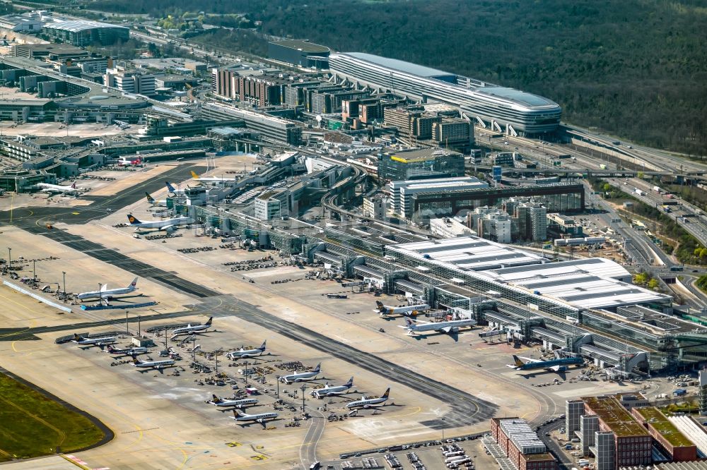 Frankfurt am Main aus der Vogelperspektive: Abfertigungs- Gebäude und Terminals des Flughafen in Frankfurt am Main im Bundesland Hessen