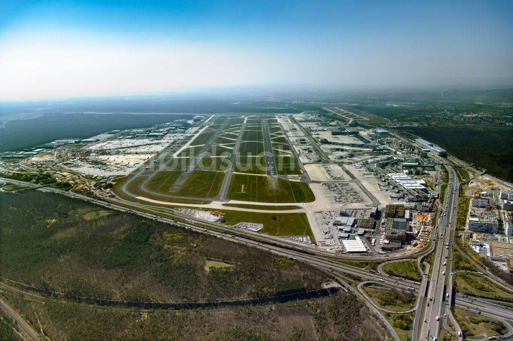 Luftbild Frankfurt am Main - Abfertigungs- Gebäude und Terminals des Flughafen in Frankfurt am Main im Bundesland Hessen