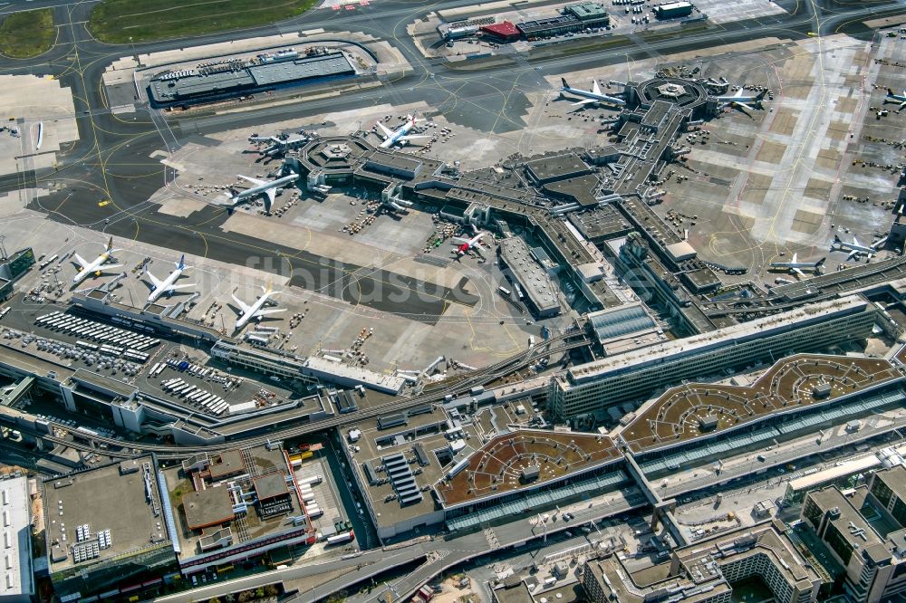 Luftaufnahme Frankfurt am Main - Abfertigungs- Gebäude und Terminals des Flughafen in Frankfurt am Main im Bundesland Hessen