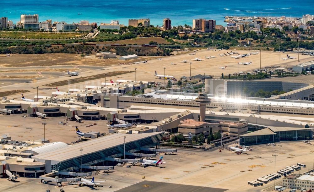 Palma von oben - Abfertigungs- Gebäude und Terminals des Flughafen im Ortsteil Llevant de Palma District in Palma in Balearische Insel Mallorca, Spanien