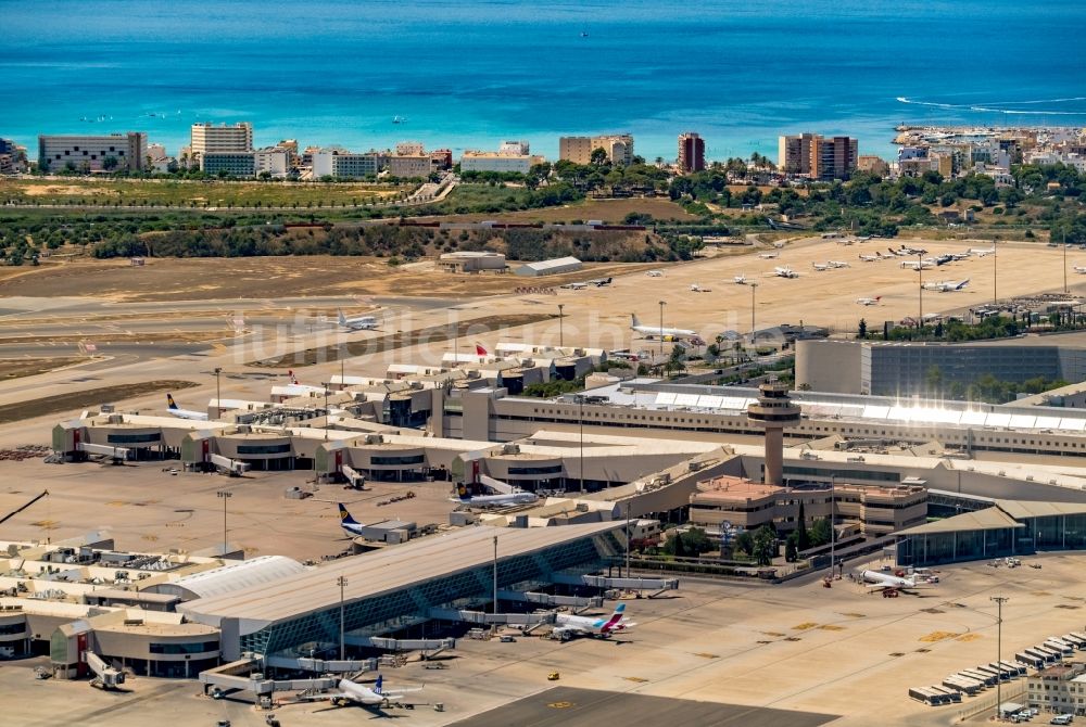 Palma aus der Vogelperspektive: Abfertigungs- Gebäude und Terminals des Flughafen im Ortsteil Llevant de Palma District in Palma in Balearische Insel Mallorca, Spanien