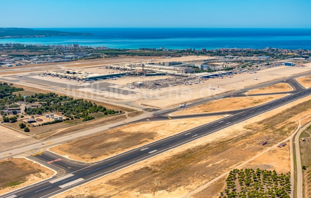 Luftaufnahme Palma - Abfertigungs- Gebäude und Terminals des Flughafen im Ortsteil Llevant de Palma District in Palma in Balearische Insel Mallorca, Spanien