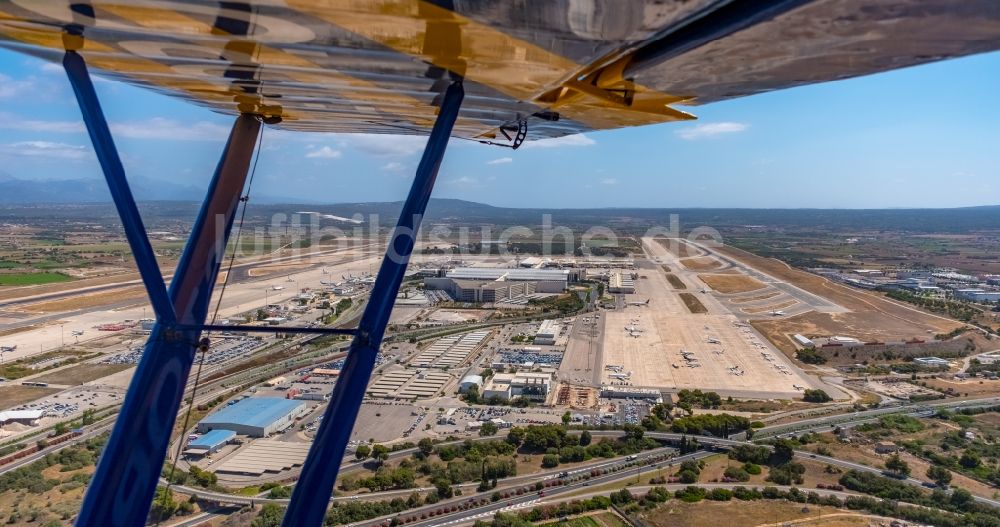 Palma aus der Vogelperspektive: Abfertigungs- Gebäude und Terminals des Flughafen im Ortsteil Llevant de Palma District in Palma in Balearische Insel Mallorca, Spanien