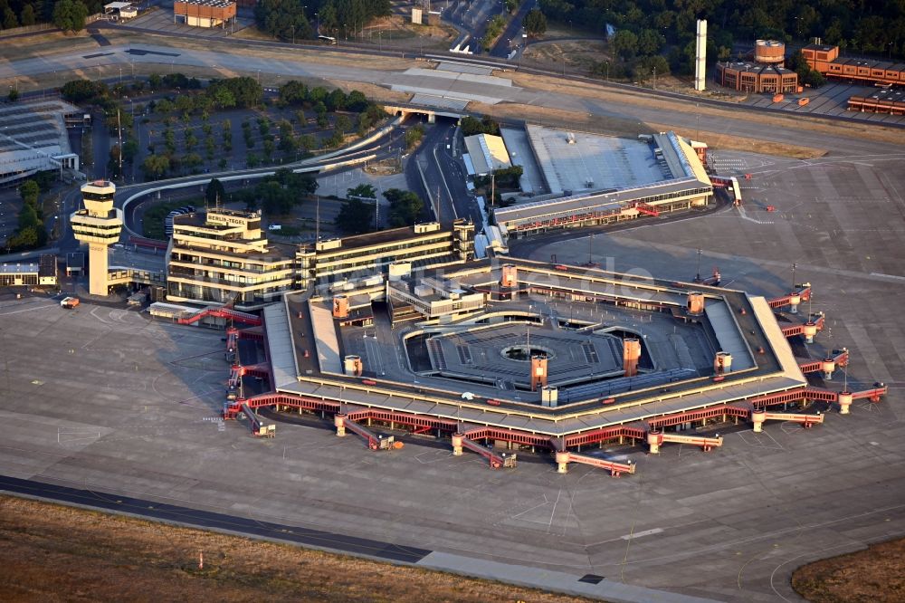 Luftaufnahme Berlin - Abfertigungs- Gebäude und Terminals auf dem Gelände des ehemaligen Flughafen in Berlin, Deutschland