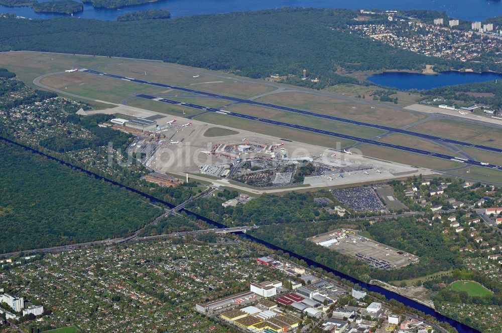 Luftbild Berlin - Abfertigungs- Gebäude und Terminals auf dem Gelände des Flughafen in Berlin