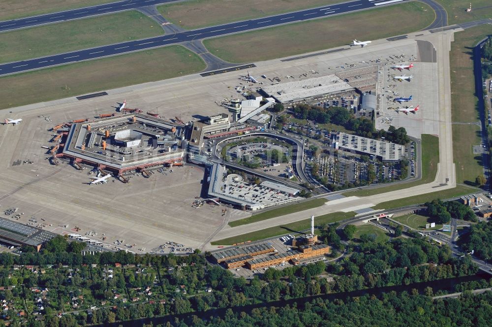 Berlin von oben - Abfertigungs- Gebäude und Terminals auf dem Gelände des Flughafen in Berlin