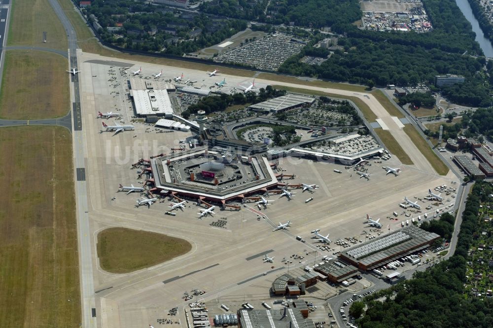 Berlin von oben - Abfertigungs- Gebäude und Terminals auf dem Gelände des Flughafen in Berlin