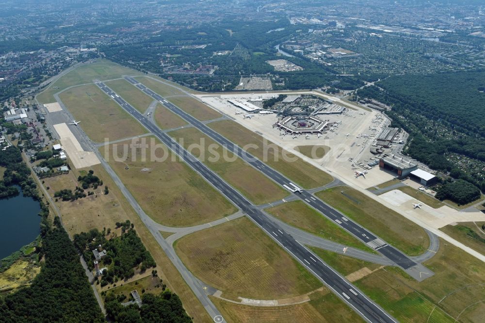 Berlin aus der Vogelperspektive: Abfertigungs- Gebäude und Terminals auf dem Gelände des Flughafen in Berlin