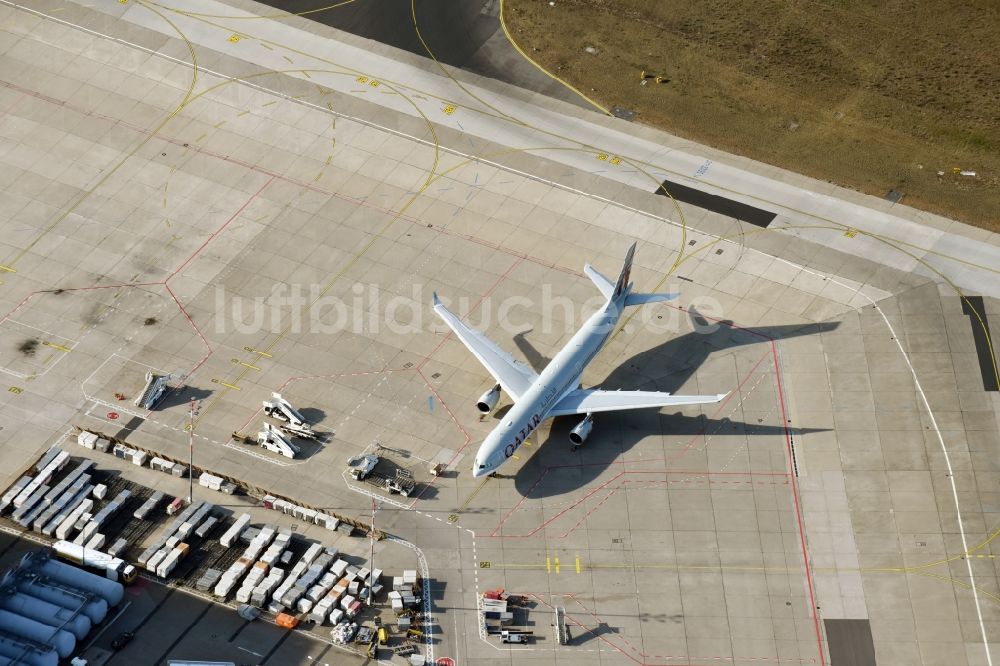 Berlin aus der Vogelperspektive: Abfertigungs- Gebäude und Terminals auf dem Gelände des Flughafen in Berlin