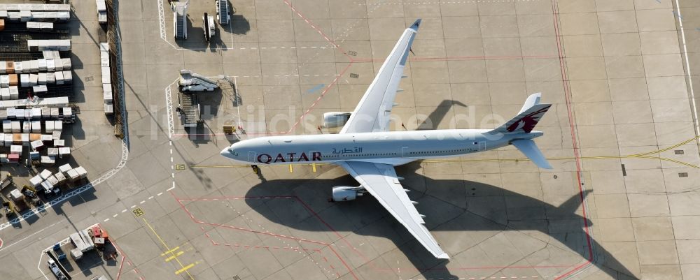 Luftaufnahme Berlin - Abfertigungs- Gebäude und Terminals auf dem Gelände des Flughafen in Berlin