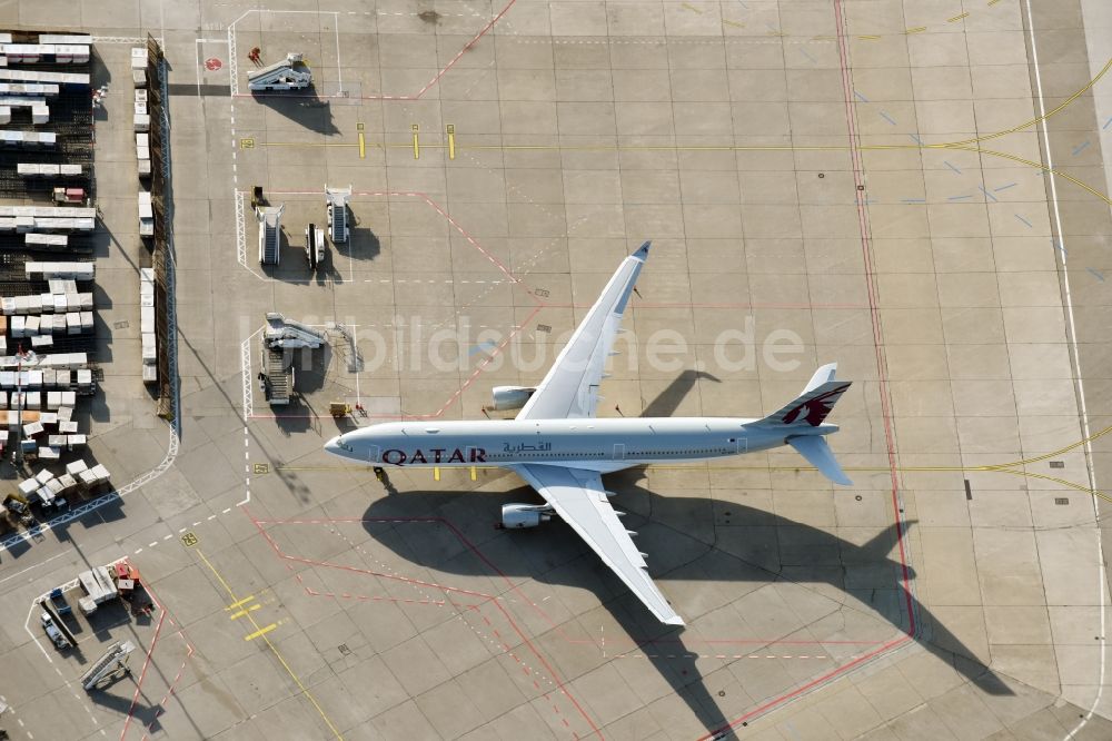 Berlin von oben - Abfertigungs- Gebäude und Terminals auf dem Gelände des Flughafen in Berlin