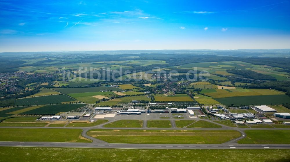 Büren von oben - Abfertigungs- Gebäude und Terminals auf dem Gelände des Flughafen in Büren im Bundesland Nordrhein-Westfalen